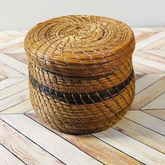 Small Mexican Woven Basket with Lid - Picture 4 of 6